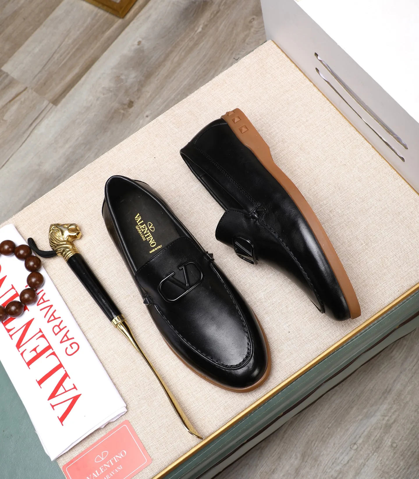 Men's shoes 💰520 [Valentino-Valentino] High-quality boutique men's shoes. The same style as the celebrities, original and authentic.✅ Made of imported cowhide + original apricot cowhide lining. The French luxury model is priced at 14,080 Swiss francs. It is also a Paris Fashion Week catwalk model. A brand can be deeply rooted in your heart, and a pair of shoes can make you linger. What you wear is not only noble, but also an aura. 👻Standard 38-45